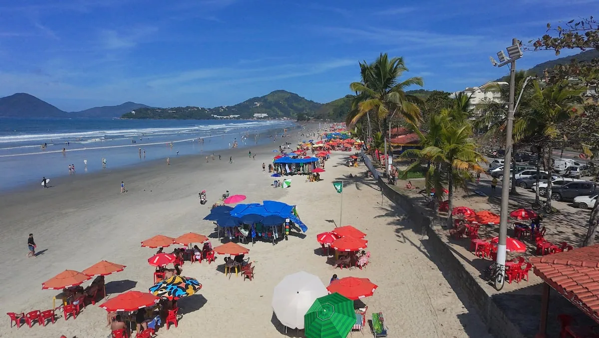 Praia Grande de Ubatuba, com mar, faixa de areia e quiosques